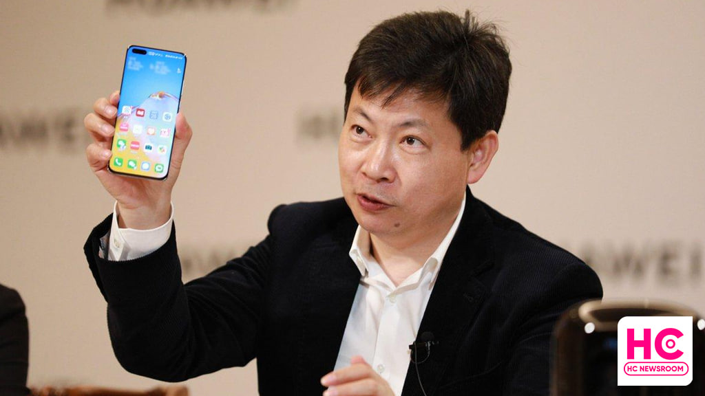 Huawei Consumer Business CEO, Yu Chengdong with Smartphone