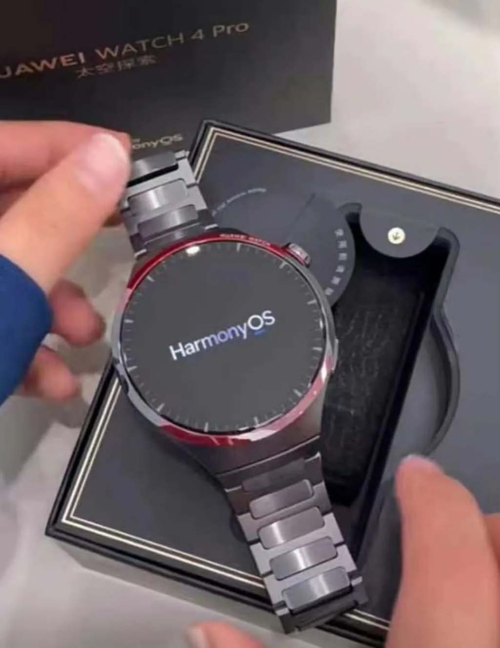 Huawei Watch 4 Pro Space Exploration live image