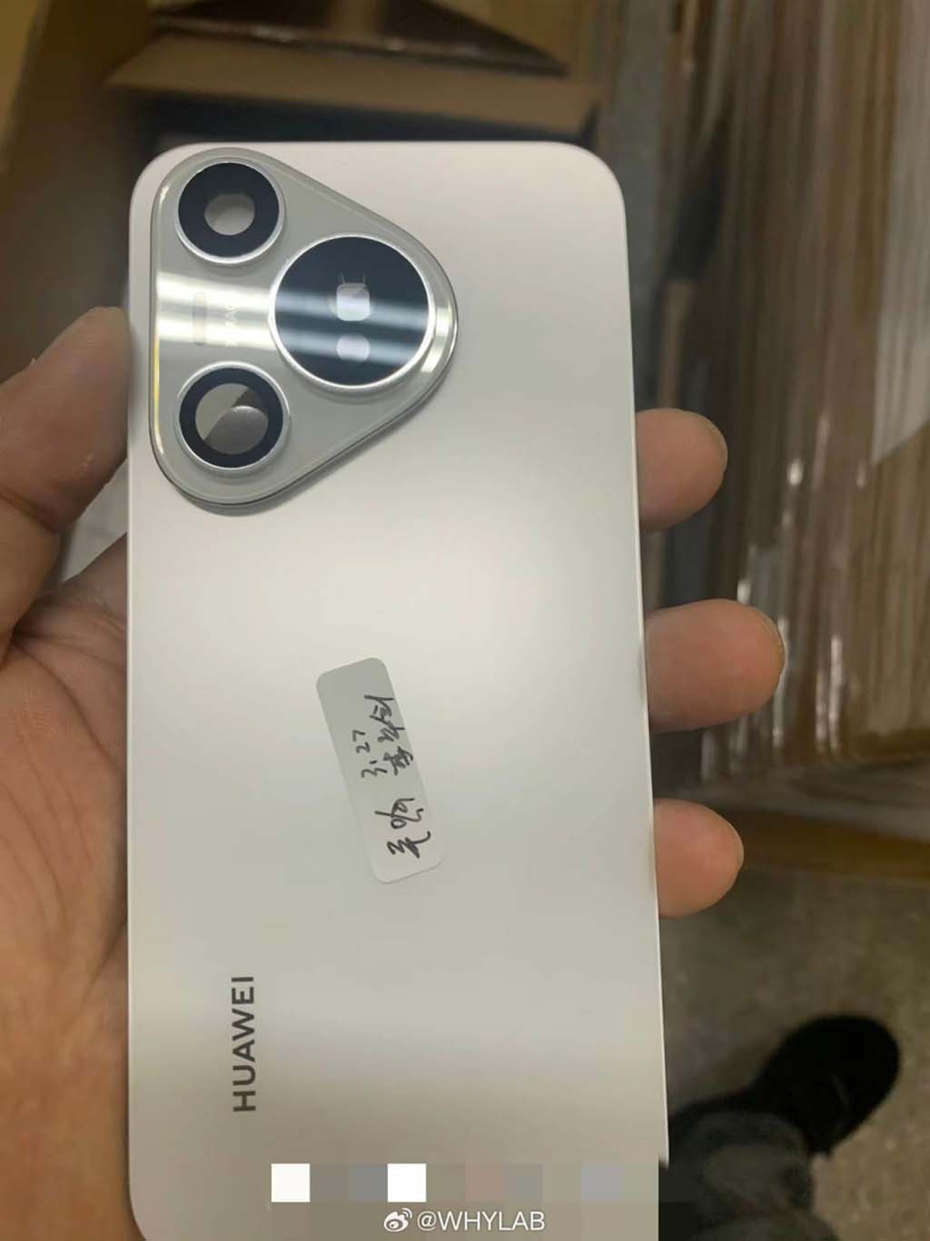 Стандартная задняя панель Huawei P70
